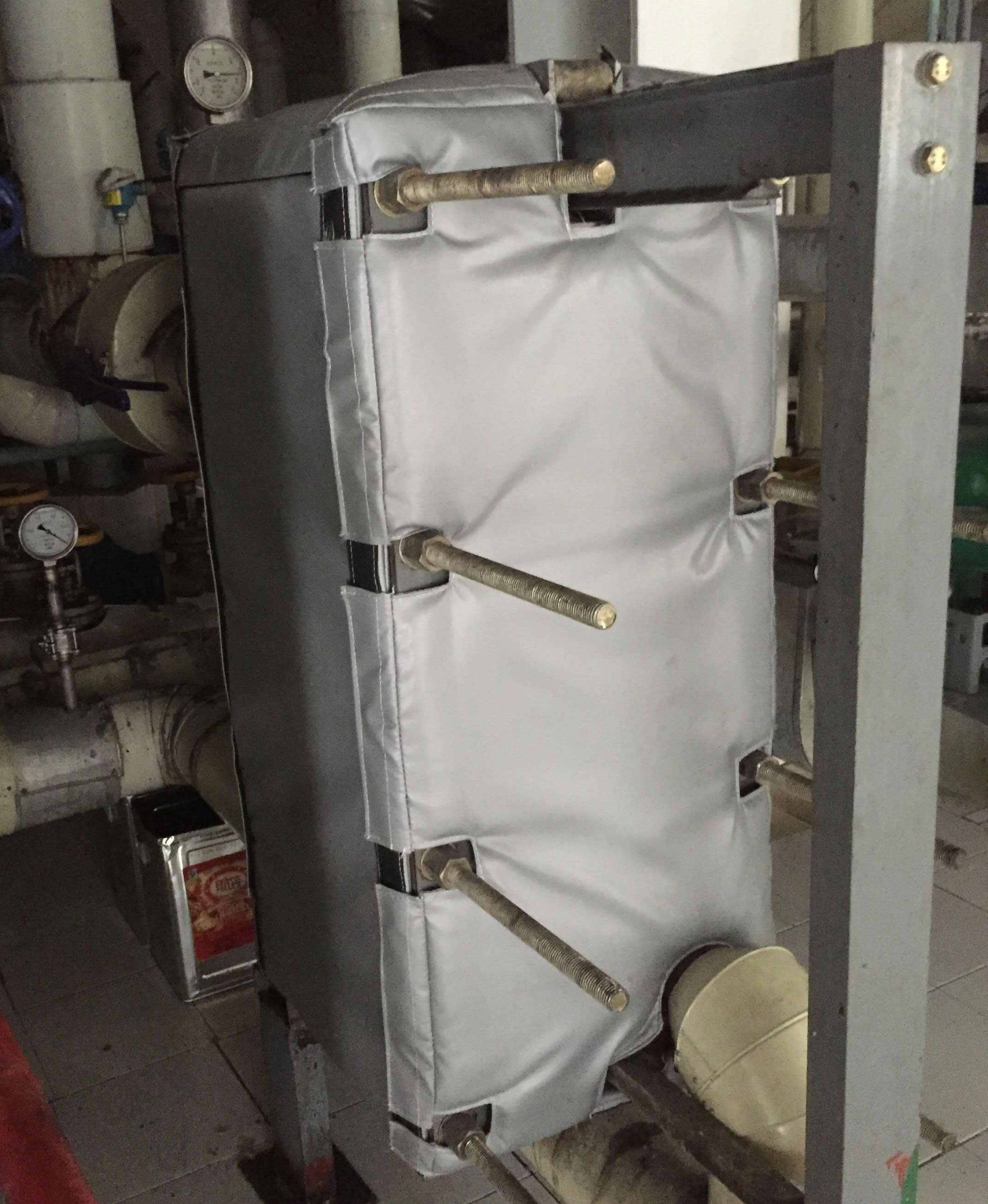 板式<a href=http://www.hztom.com/e/tags/?tagname=%E6%8D%A2%E7%83%AD%E5%99%A8%E4%BF%9D%E6%B8%A9 target=_blank class=infotextkey>換熱器保溫</a>套