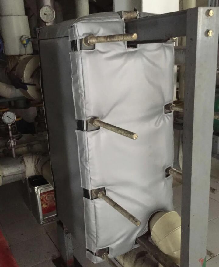 板式<a href=http://www.hztom.com/e/tags/?tagname=%E6%8D%A2%E7%83%AD%E5%99%A8%E4%BF%9D%E6%B8%A9 target=_blank class=infotextkey>換熱器保溫</a>套